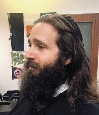 Antes: cabelo e barba compridos