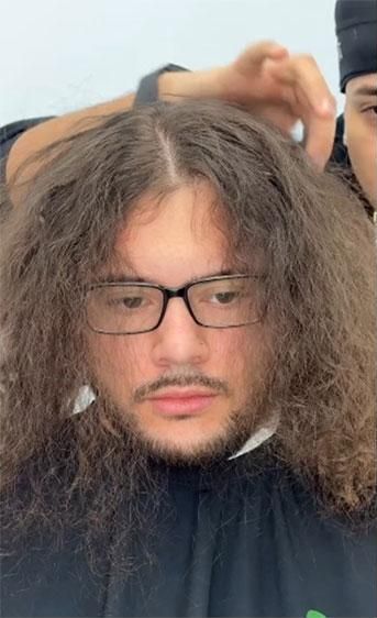 Antes: cabelo cacheado comprido