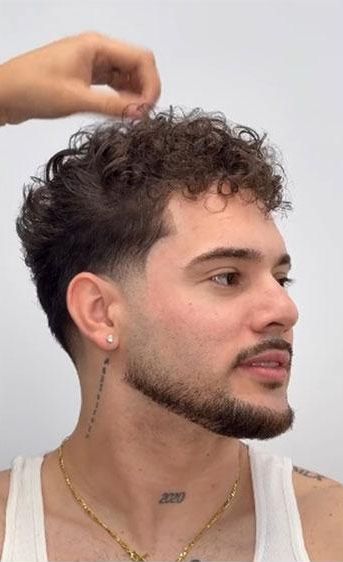 Depois: cacheado curto com degradê e barba desenhada