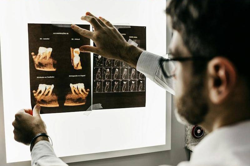 Dentista atendendo paciente